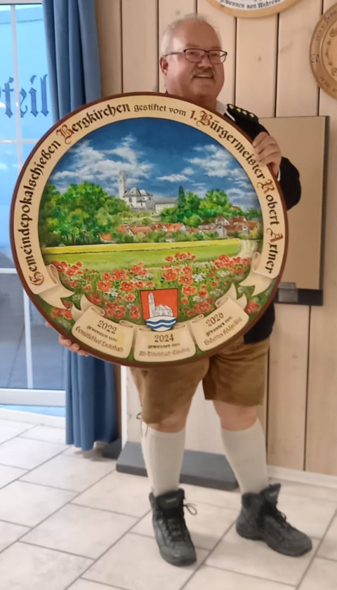Schützenmeister Georg Brummer mit der Siegerscheibe