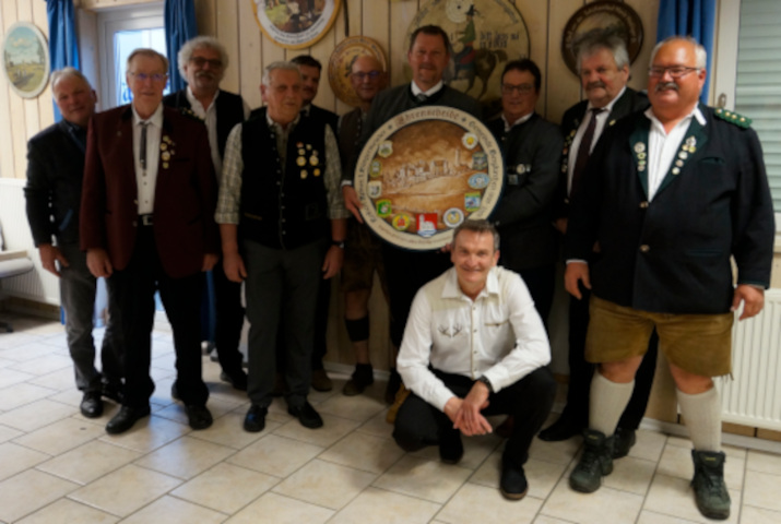 Robert Axtner mit Ehrenscheibe und allen Schützenmeistern